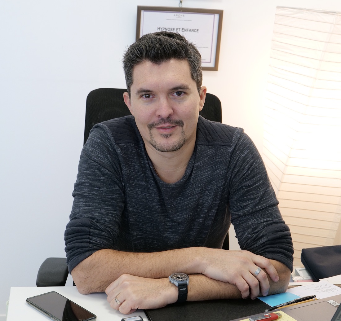 Portrait de Jérôme Cussat, hypnothérapeute, dans son cabinet